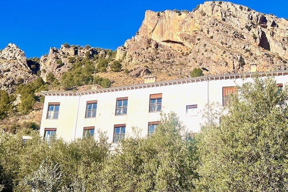 Casería escondida con montañas donde la naturaleza despliega su mayor esplendor in Hinojares, Parque natural de las Sierras de Cazorla y Segura