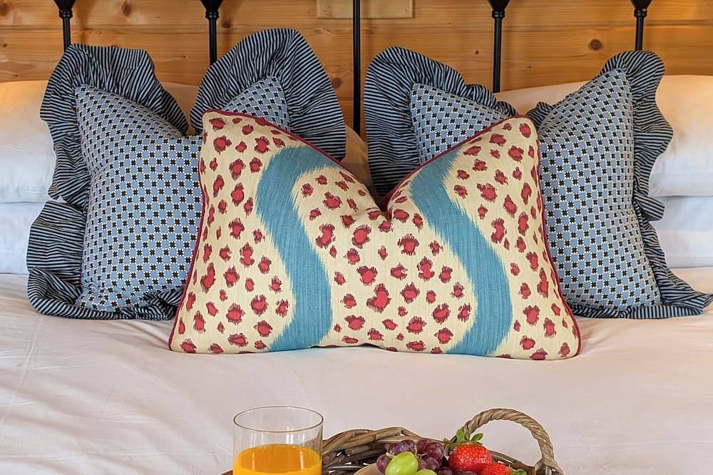 Hilly Hideaway — Unique Countryside Retreat with Hot Tub & firepit in Chorleywood, Hertfordshire