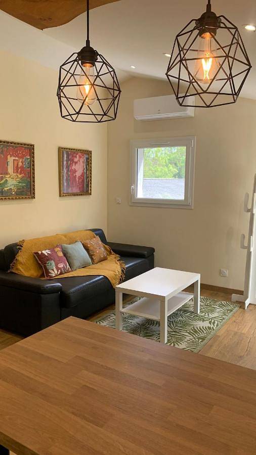 Location de vacances pour 2 personnes, avec Terrasse ainsi que Jardin et Vue à Combret