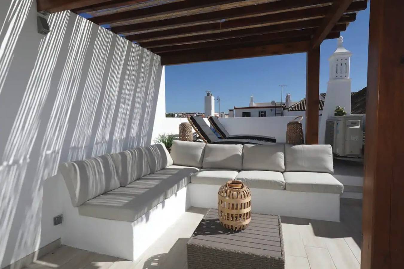 Casa vacanze 'Bougainvillea' con terrazza privata, Wi-Fi e aria condizionata in Tavira, Tavira (Santa Maria)