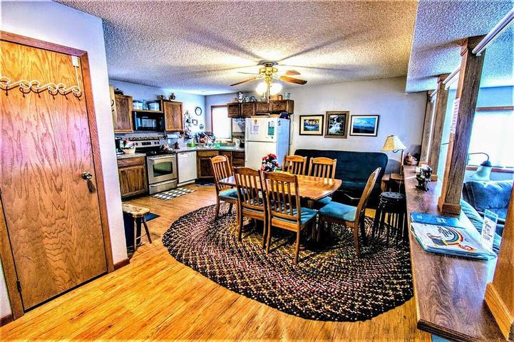 Gîte pour 6 personnes, avec jacuzzi ainsi que piscine et balcon à Granby