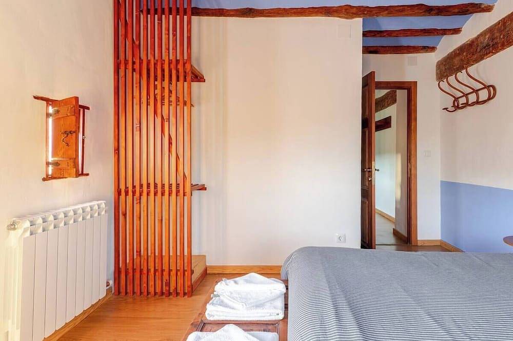 Habitación con baño y sala privados en casa rural in Hoz y Costeán, Provincia de Huesca