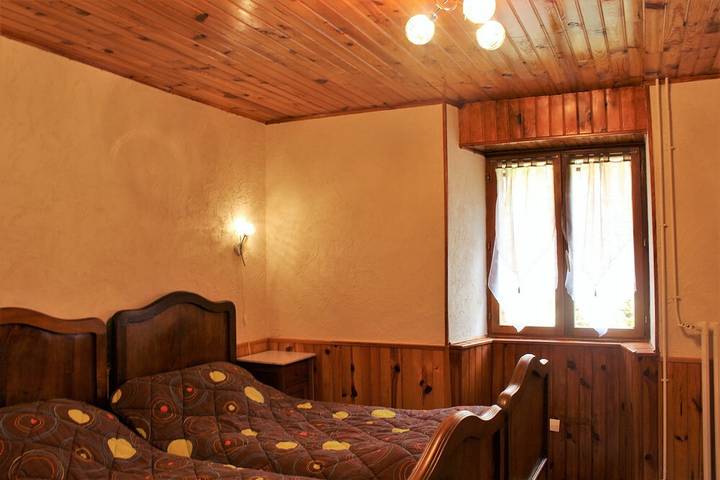 Cozy 90 sqm Wi-Fi Gite with Garden & Chimney. in Cuttura, Parc naturel régional du Haut-Jura