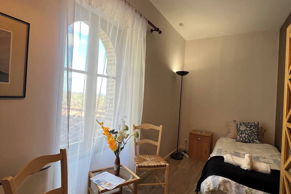 Chambre du levant with 2 single beds and shared bathroom in Auch, Gers