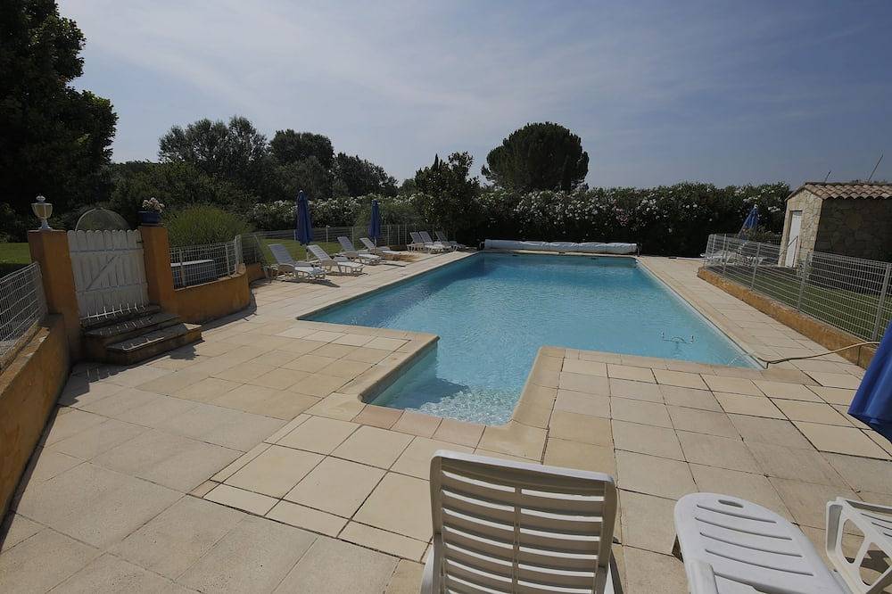 Le Cerisier ensoleillé. in Villecroze, Région de Draguignan