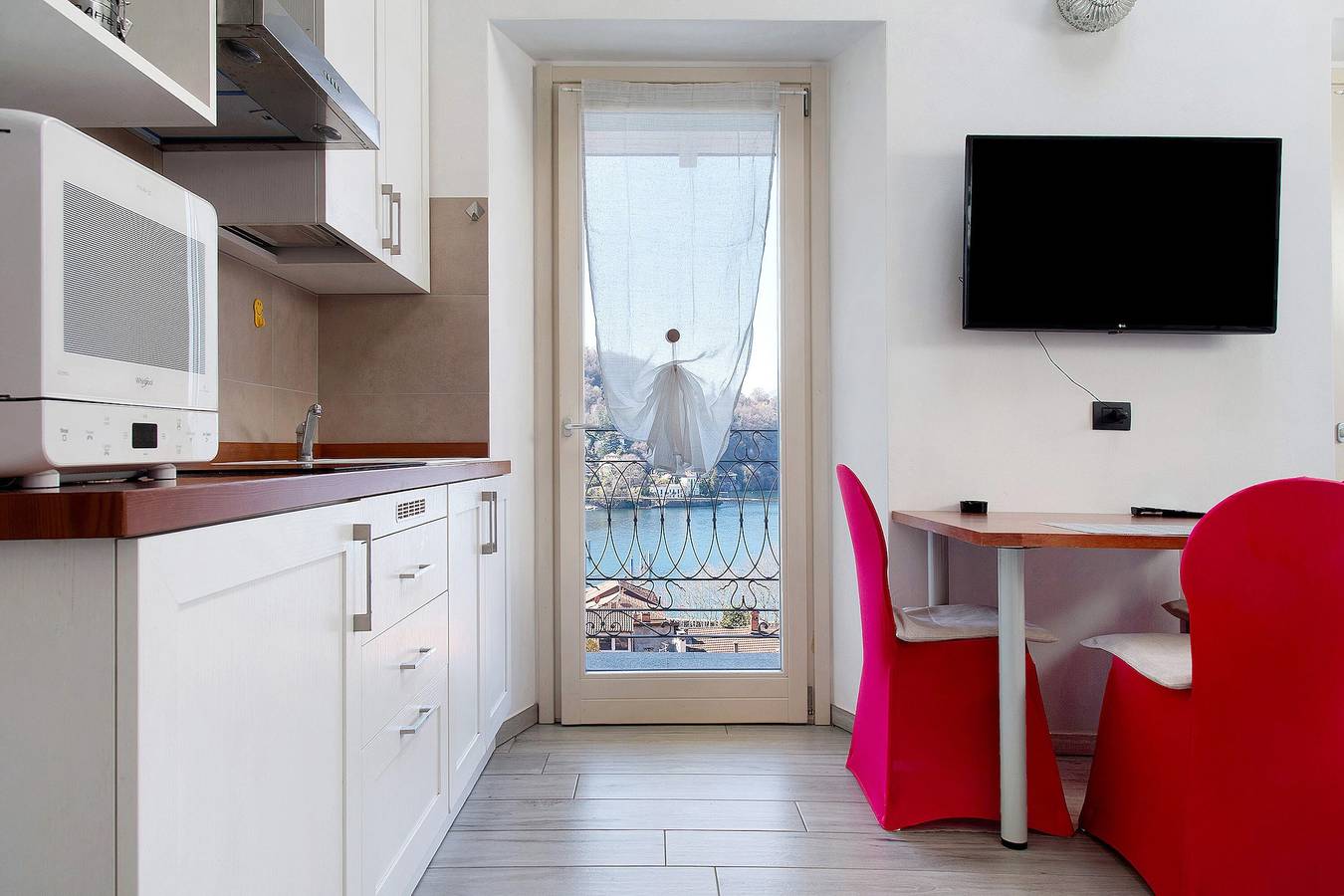 Ganze Wohnung, Apartment 'Rosa' mit Seeblick, Balkon und Wlan in Laveno, Laveno-Mombello