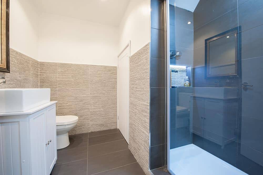 Vida moderna en el casco antiguo de Stratford-upon-Avon in Stratford upon Avon, Warwickshire