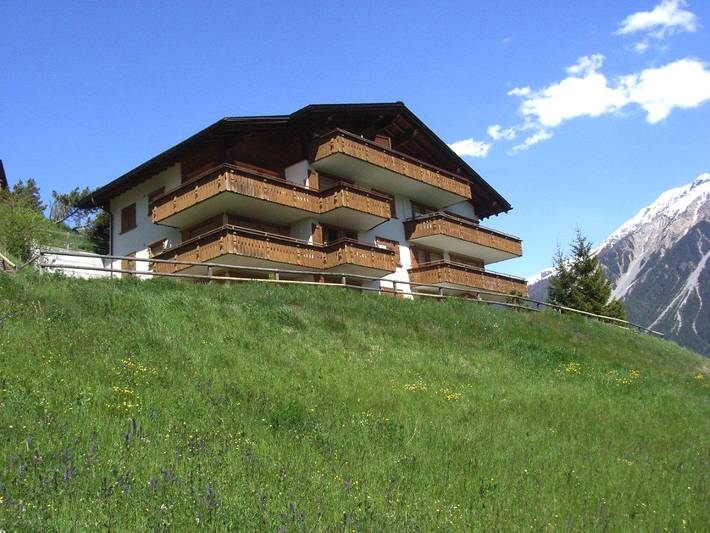 Ferienwohnung für 4 Personen, mit Balkon und Terrasse sowie Garten in Schmitten (GR)