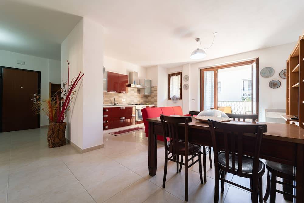 Entire apartment, Strawberry Apartment, by the sea in the center in Mercede, Pivarada