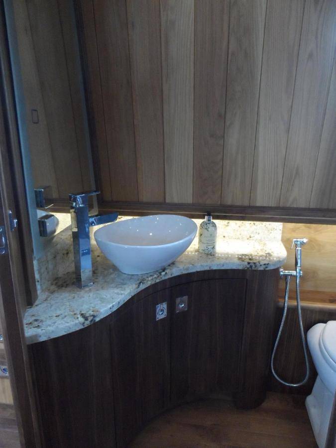 Luxury boats and moorings Wendover Arm in Chiltern Hills