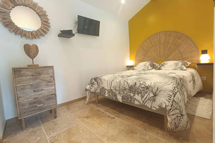 Gîte pour 2 personnes, avec terrasse ainsi que jardin et jacuzzi à Saint-Just-d'Ardèche - 3