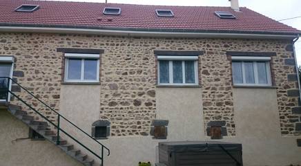 Location de vacances pour 18 personnes, avec terrasse ainsi que jardin et vue sur le lac, animaux acceptés dans Auvergne-Rhône-Alpes