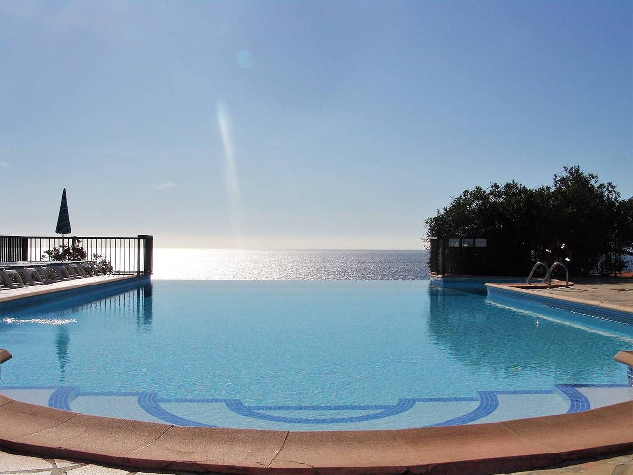 Appartement entier, Appartement 2 pièces cabine, 6 couchages, avec piscine et terrasse ensoleillée au Lavandou in Le Lavandou, Région de Toulon