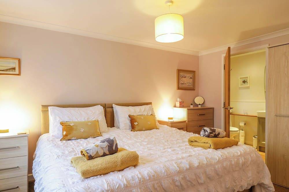Oakleaves, romantic, country holiday cottage in West Mersea in Mersea Island, Colchester