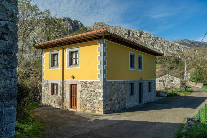 Apartamento entero, Apartamento 'Casa Collado Sto Tomas 1' con vistas a la montaña y terraza compartida in Parres, Costa Verde