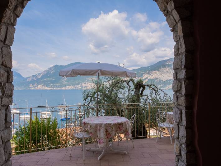 Ferienwohnung für 6 Personen, mit Balkon/Terrasse und Balkon sowie Terrasse und Garten am Gardasee