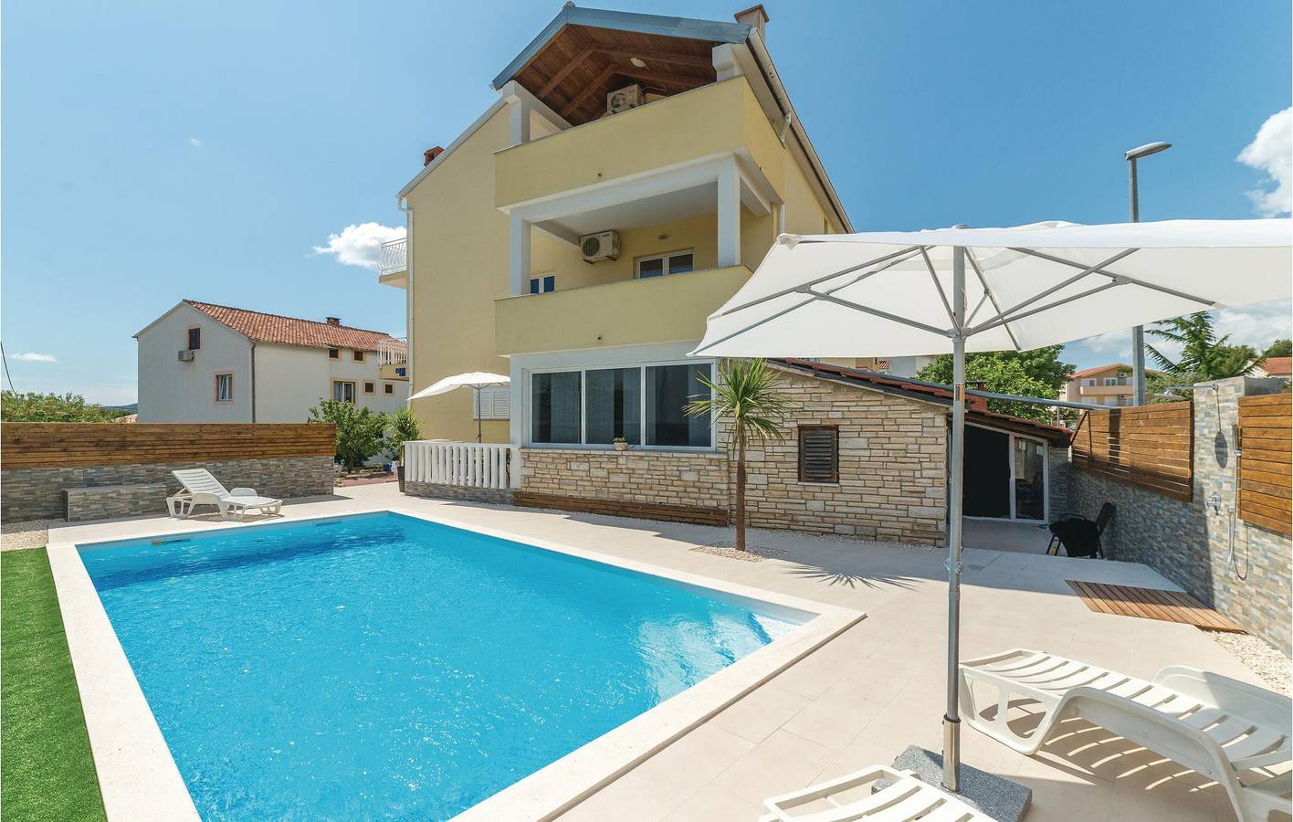 Ganze Ferienwohnung, Apartment mit Meerblick, Pool, Terrasse und WLAN – 1 km vom Strand entfernt in Biograd na Moru, Zadar