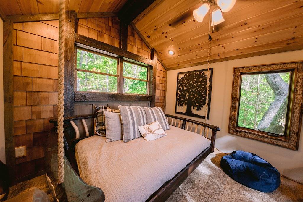 Canopy Blue Luxury Treehouse * Whirlpool, Feuerstelle, Schaukelbett, herrliche Aussicht * in Cherry Log, Chattahoochee National Forest