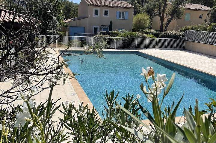 Chalet para 8 personas, con jardín y jacuzzi además de terraza y piscina - 1