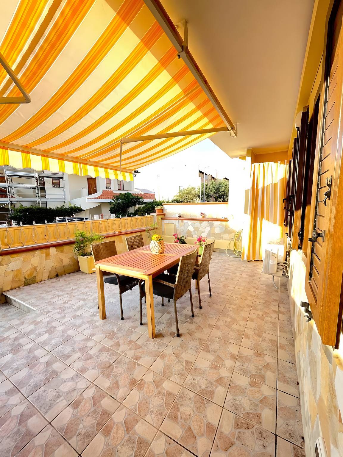 Albachiara am Meer, Haus mit großer Veranda in Porto Torres, Sassari Provinz