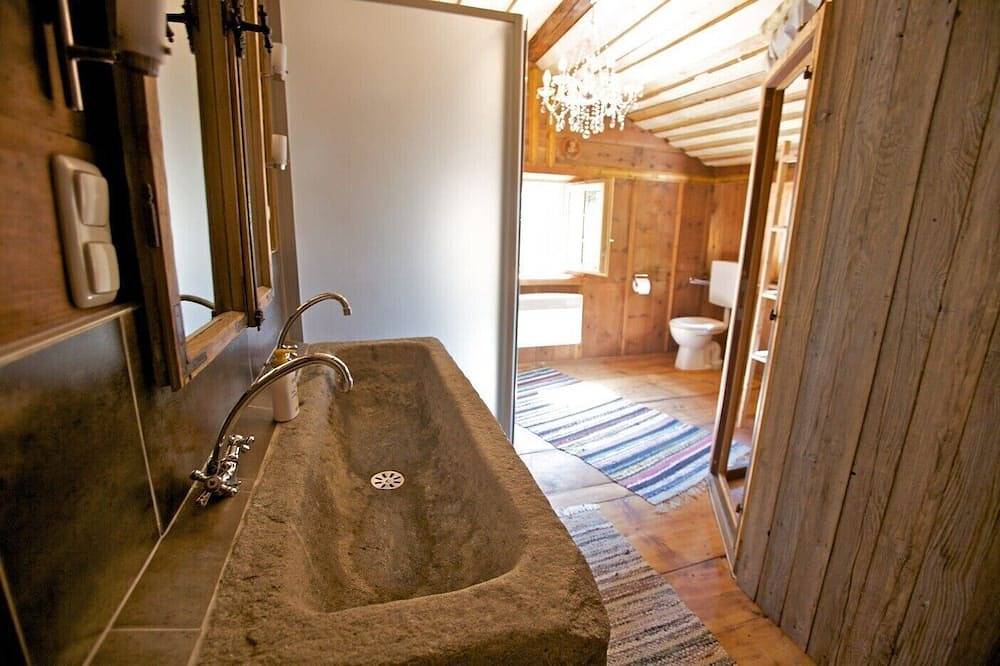 1 Min.vom Skigebiet,sehr altes Haus mit Charm, Sauna und Wasserfall hinterm Haus in Kappl, Verwall