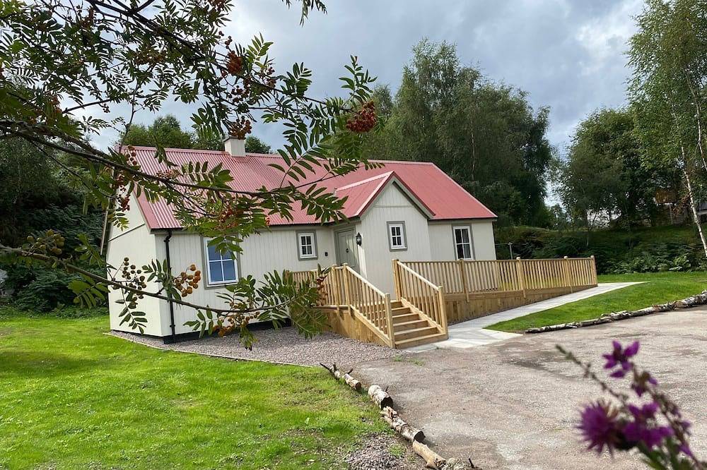 Family-friendly brand new cottage situated next to the golf course in Fort Augustus, Highlands