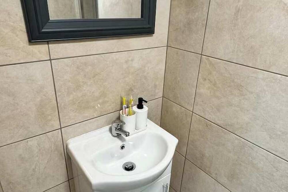 Entire apartment, Cozy Cardiff Studio: City Center Gem with Patio! in Cardiff, Cardiff region