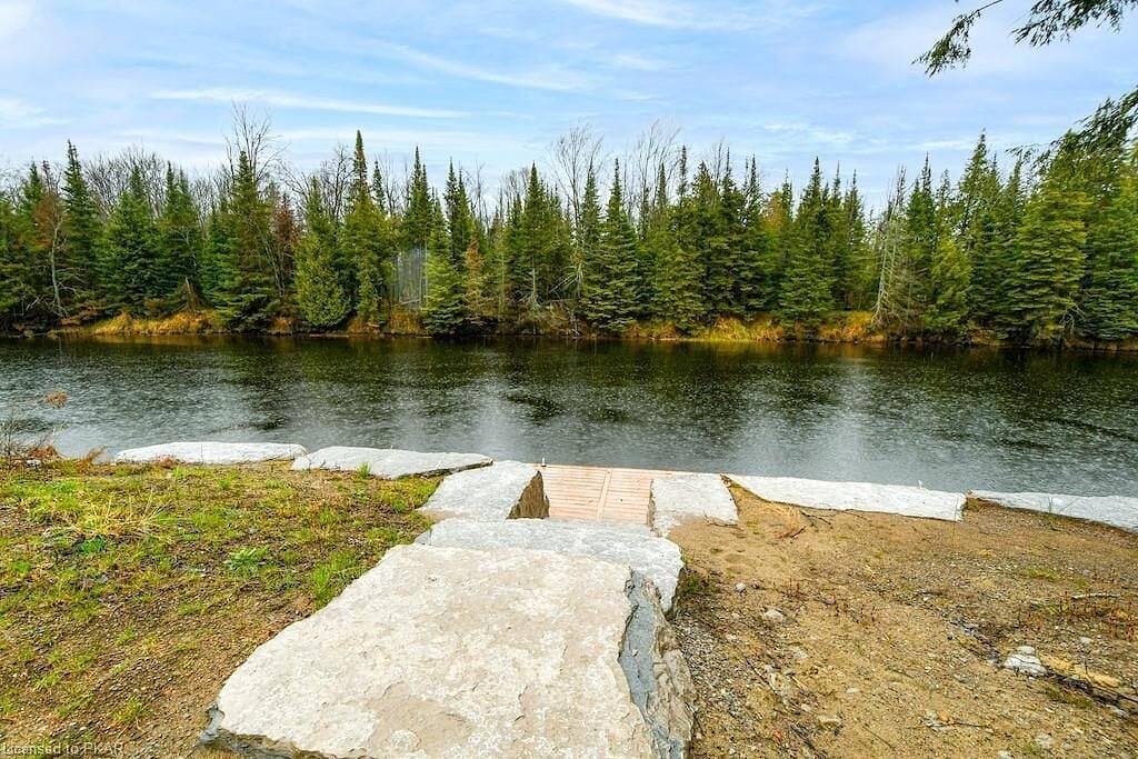 Cozy Rustic Cottage! Hot Tub, River, Fireplace, Kayaks, Tons of Games & Movies in Kawartha Lakes