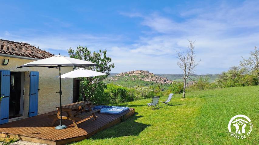 Gîte pour 2 personnes, avec sauna ainsi que jardin et jacuzzi à Souel