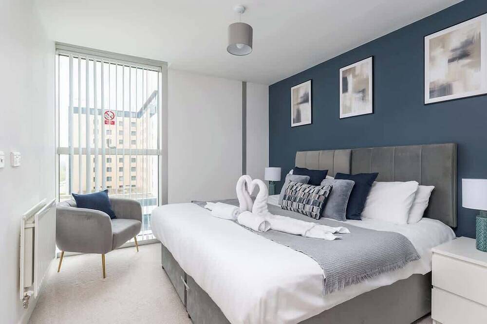 Entire apartment, 2Br| Free Parking | Walk to Shops, Centre & Xscape in Milton Keynes, South East England