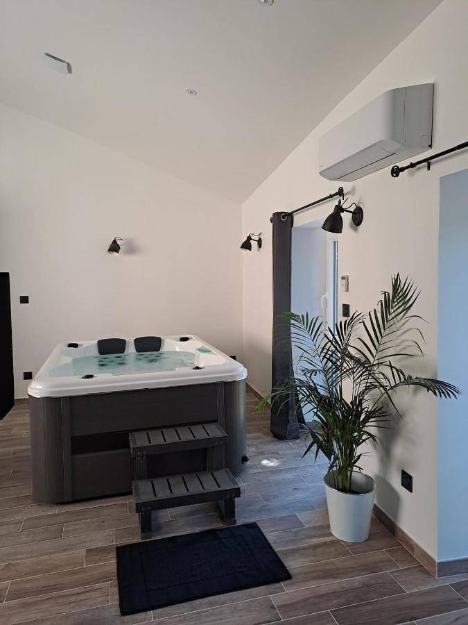 Maison chaleureuse avec jacuzzi interieur in Pranles, Parc naturel régional des Monts d'Ardèche