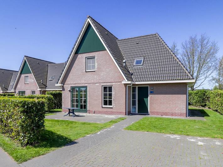 Vakantiehuis voor 10 personen, with Whirlpool and Terras as well as Tuin and Sauna in Makkum