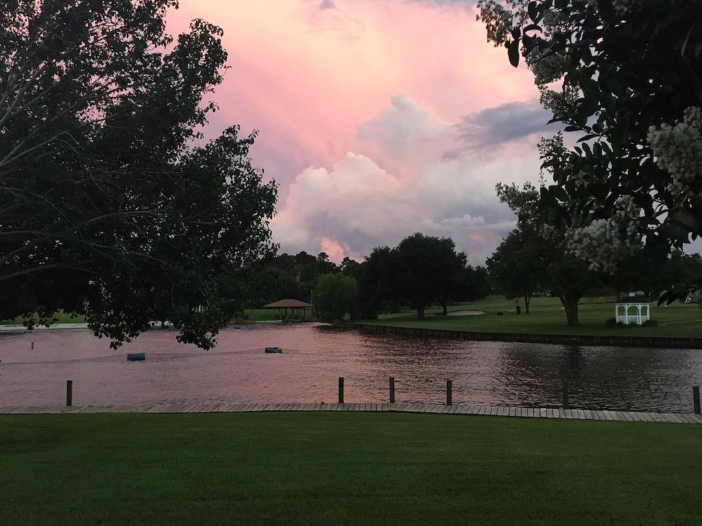 Ganze Wohnung, Wunderschöne Waterfront, aktualisierte Wohnung! Golf, Angeln, Bootfahren, Tennis oder Entspannen. in Lake Conroe