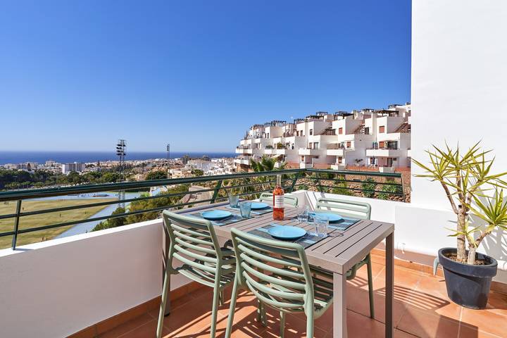Ferienwohnung für 4 Personen, mit Garten und Kinderpool in Nerja