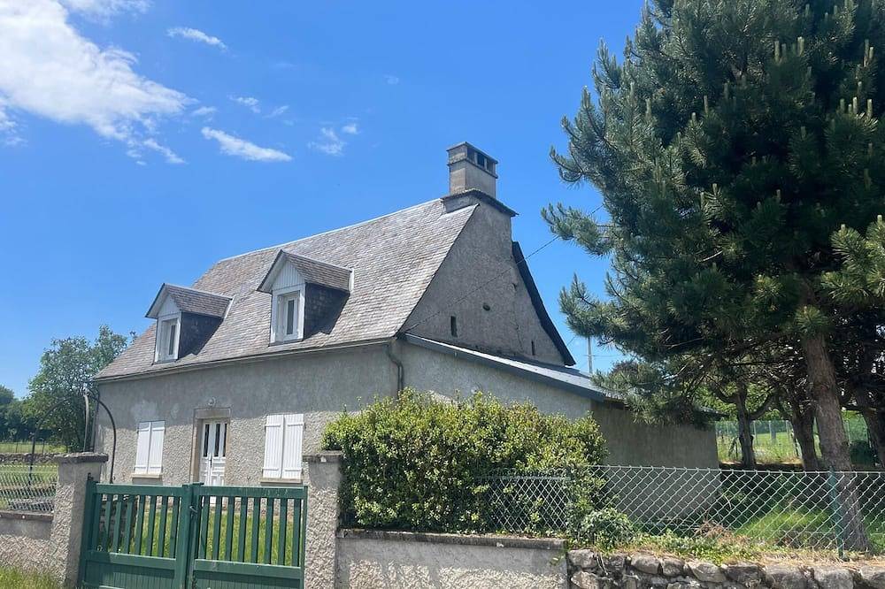Lovely restored farmhouse typical of the Cantal region in a quiet, unspoilt setting in Lanobre, Regionaler Naturpark Volcans d'Auvergne