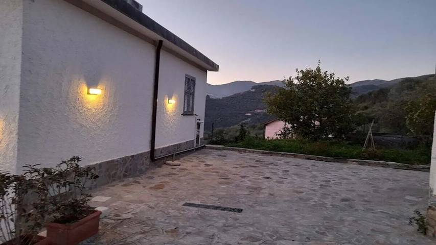 Location de vacances pour 6 personnes, avec jardin à Diano San Pietro