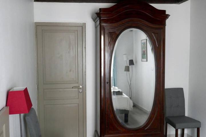 Gîte pour 3 personnes, avec jardin et vue dans Adon