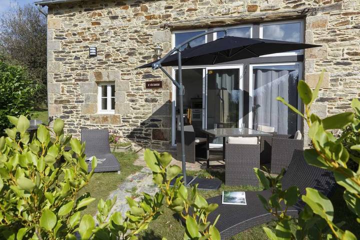 Gîte pour 4 personnes, avec Terrasse ainsi que Jardin et Piscine à Langoat
