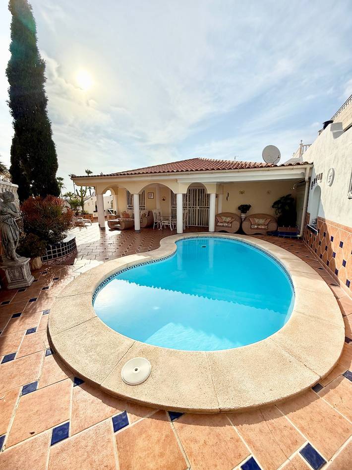 Villa Violetta cerca de la playa con piscina, jardín, A/C y Wi-Fi in Sueño Azul, Adeje