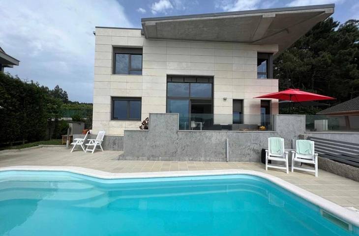 Casa para 10 personas, con jardín además de piscina y vistas en Sanxenxo