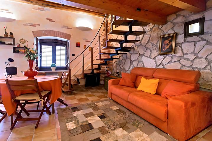 Entire apartment, 'Alla Corte Dei Ventimiglia' Apartment with Mountain View, Wi-Fi, and Air Conditioning in Montelepre, Palermo Province