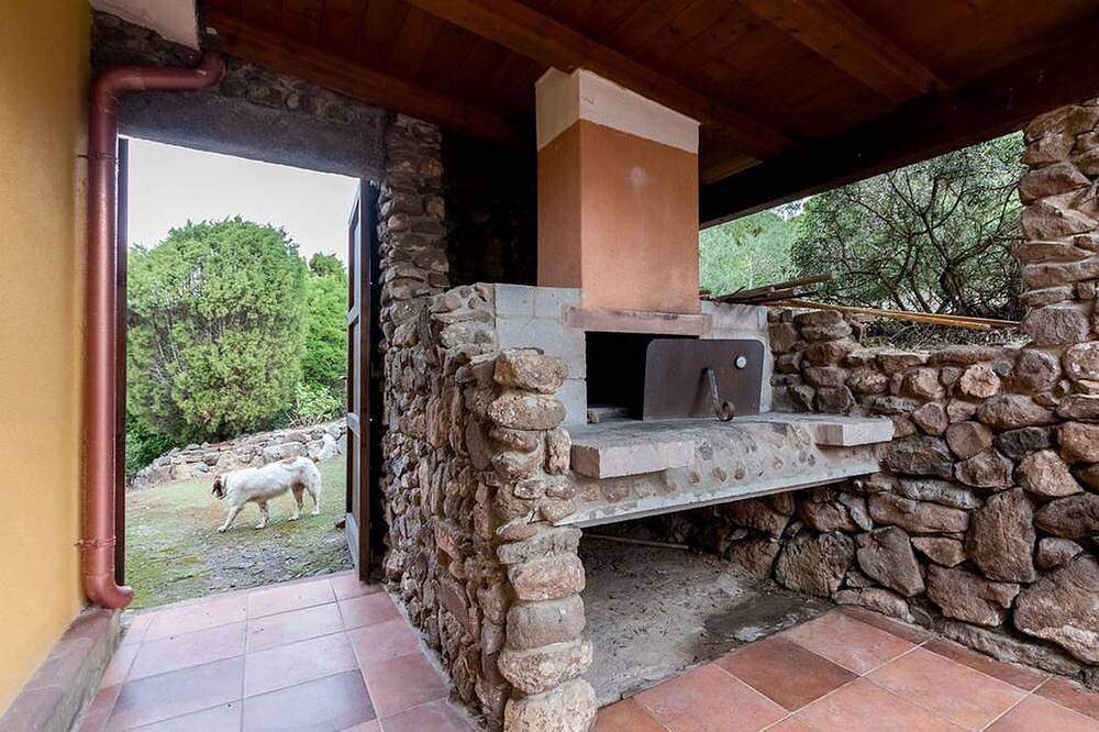 Villa for 8/9 people, sea view, 4 bedrooms, 2 bathrooms, large private garden in Mercuri, Sant'Antioco