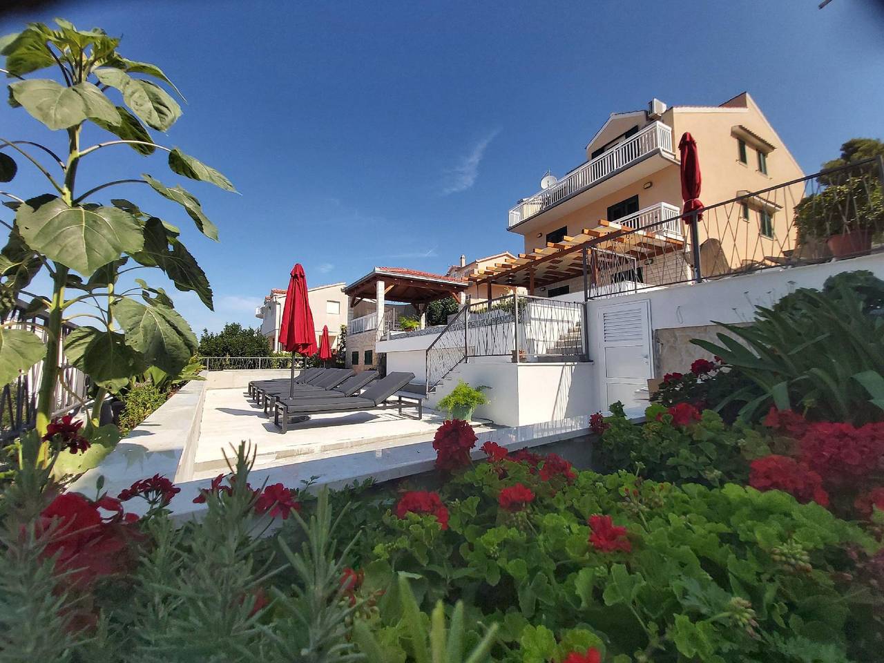 Ganze Ferienwohnung, Beheizter Infinity-Pool, Panoramablick auf das Meer Wohnung a2 in Okrug Gornji, Ciovo