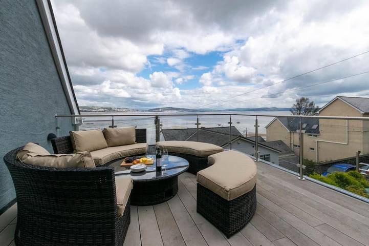 Vacation rental for 8 people, with Hot tub and Yard in Mumbles