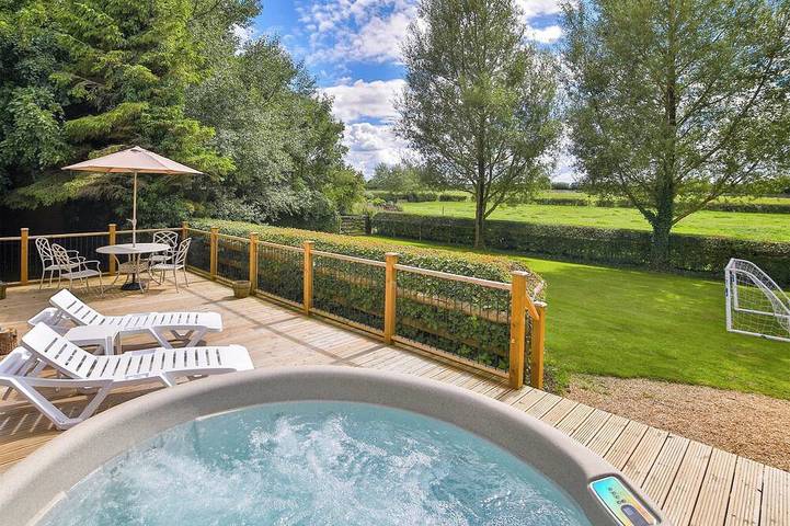 Cottage for 4 people, with garden and hot tub, with pets in Somerset