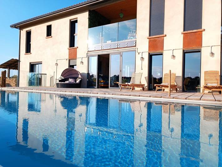 Gîte pour 10 personnes, avec sauna et piscine ainsi que jacuzzi et terrasse
