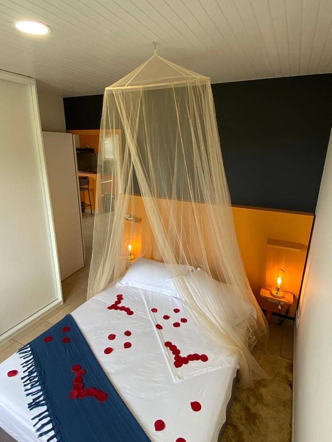 Gîte pour 4 personnes, avec vue ainsi que piscine et jardin à Case-Pilote - 3