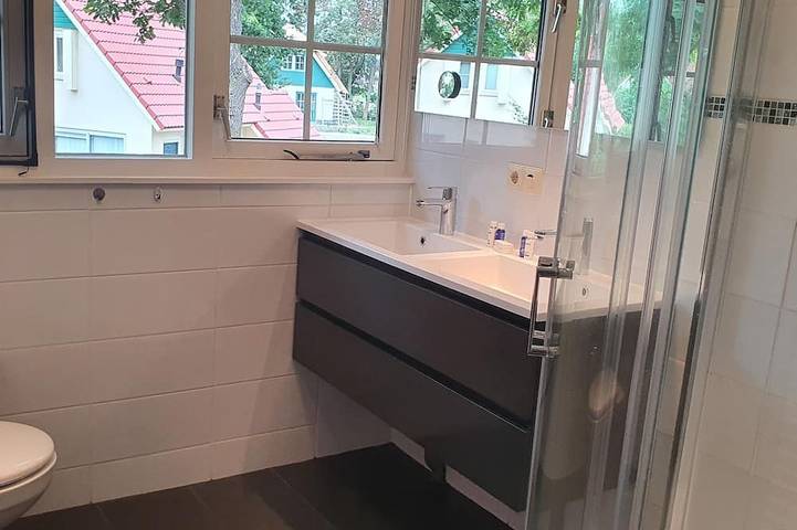 Freistehende reetgedeckte 4-Personen Ferienvilla mit großem Privatgarten in Regio Zwolle