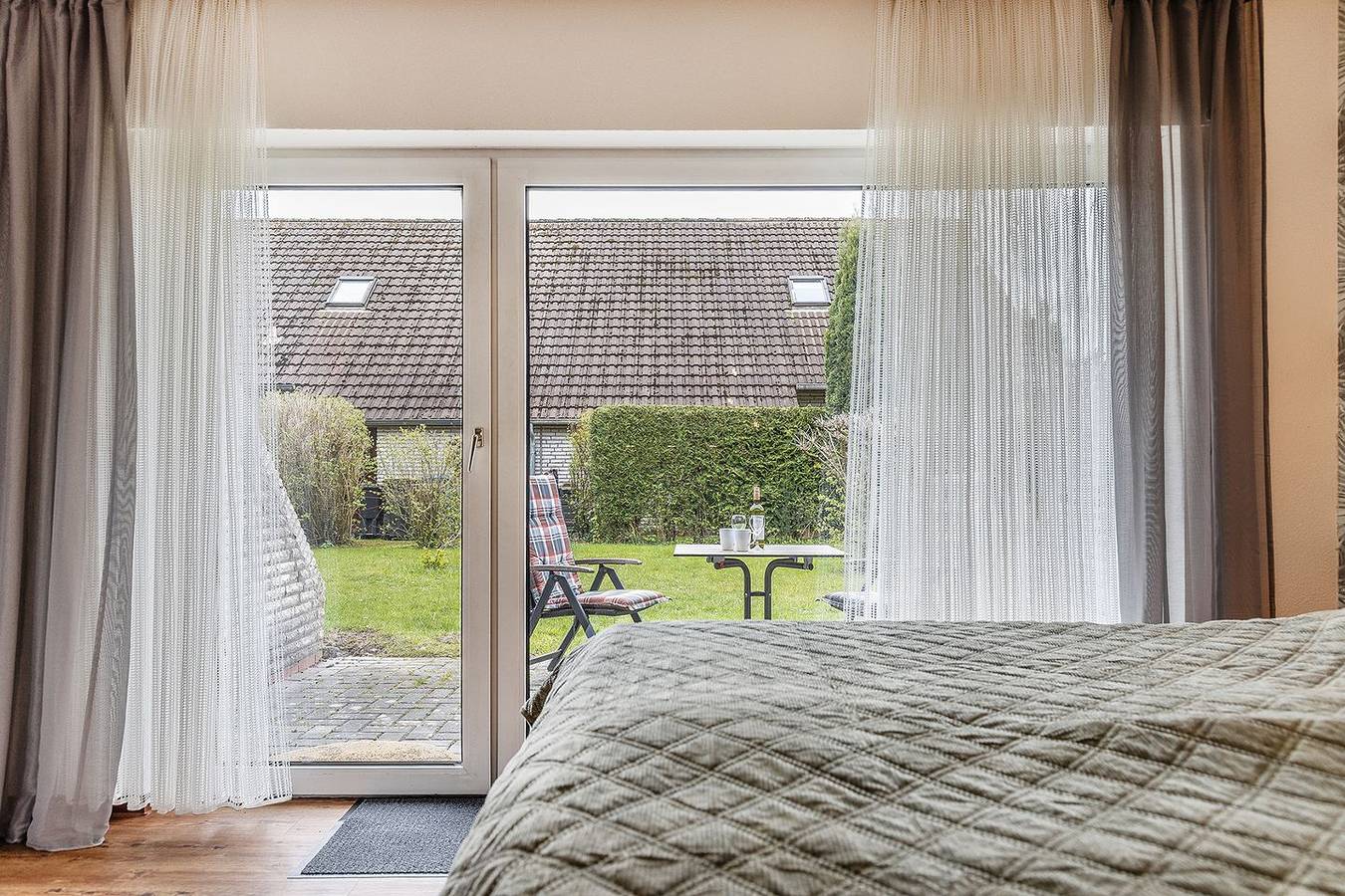 Ganze Wohnung, Attraktiv, komfortabel, nah am Meer: Frisch renoviertes 1-Zimmer-Appartement in strandnaher Lage. Geschmackvoll eingerichtet mit Doppelbett, moderner Küchenzeile und Terrasse mit Elektrogrill. in Carolinensiel-Harlesiel, Wittmund