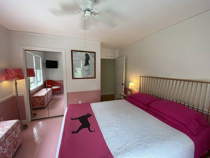 Vacation rental for 10 people, with yard and hot tub in Martha's Vineyard